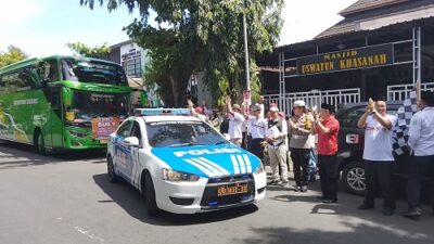 Pelepasan pemudik yang mengikuti program balik ngode jakarta gratis Kantor Kemenag Purbalingga. Foto: Tar