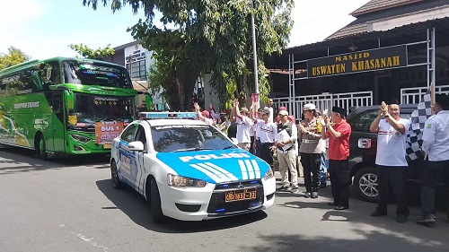 Pelepasan pemudik yang mengikuti program balik ngode jakarta gratis Kantor Kemenag Purbalingga. Foto: Tar
