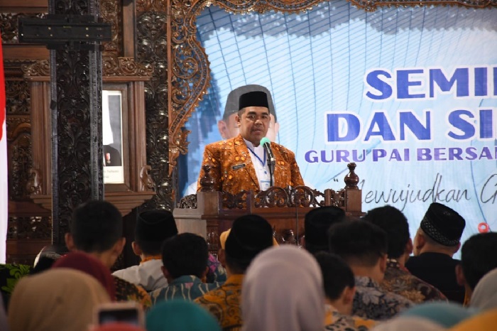 Ketua DPD AGPAII Purbalingga, Priyanto saat menyampaikan sambutan pada acara Seminar Pendidikan Nasional dan Silaturahmi Akbar Guru PAI se Purbalingga, Sabtu (26/4/2025) di Pendopo Dipokusumo. Foto: Tar