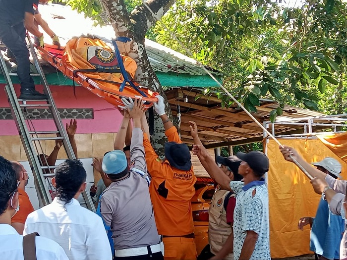 Proses evakuasi Lansia di Purbalingga yang meninggal di atap rumahnya. Foto: Ist
