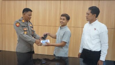 Warga purbalingga yang HPnya hilang sumringah karena dibantu langsung Kapolres Purbalingga menemukan kembali. Foto: Tar