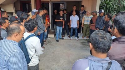 33 Karyawan PT Ide Studio Indonesia yang menuntut pemenuhan gaji yang menunggak beberapa bulan terakhir dan mengajukan PHK berkumpul untuk menunggu hasil bipartit. Foto: ist
