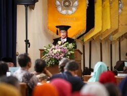 Prof Dr Dra Siti Mutiah Setiawati MA dikukuhkan sebagai Guru Besar dalam Bidang Geopolitik Timur Tengah di Balai Senat Gedung Pusat UGM