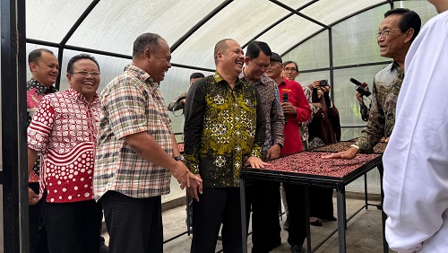 Sri Sultan HB X saat menhadiri panen Perdana Kopi Lereng Merapi pada Minggu (15/06/2025). Foto: Ist
