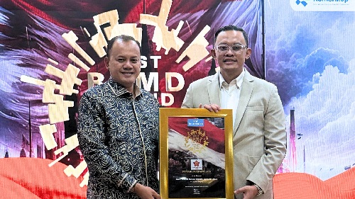 Dirut PT Taru Martani, Widayat Joko Priyanto saat menerima penghargaan Best BUMD Brand Equity Award 2025 di Auditorium Kementrian Koperasi RI Jakarta, Kamis (03/07/2025) malam. Foto: doc. Humas Taru Martani