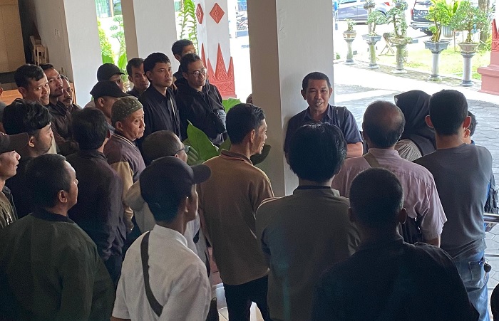 Para Karyawan PT Ide Studie Sewon yang gajinya belum dibayar perusahaan, mendatangi DPRD Bantul meminta audiensi. Foto: Ist