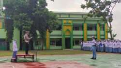 Kanit Turjawali Satuan Lalu Lintas Polres Purbalingga, Ipda Sugiono sebagai pembina apel di MAN Purbalingga, Senin, 4 Agustus 2025. Foto: Ist
