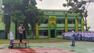 Kanit Turjawali Satuan Lalu Lintas Polres Purbalingga, Ipda Sugiono sebagai pembina apel di MAN Purbalingga, Senin, 4 Agustus 2025. Foto: Ist