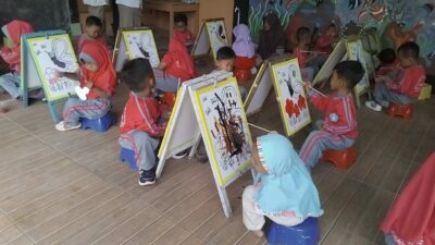 Para peserta didik PAUD KB Fadilah Talagening bersemangat mengkuti Lomba Melukis dan Mewarnai peringati HUT RI ke 80. Foto: Tar.