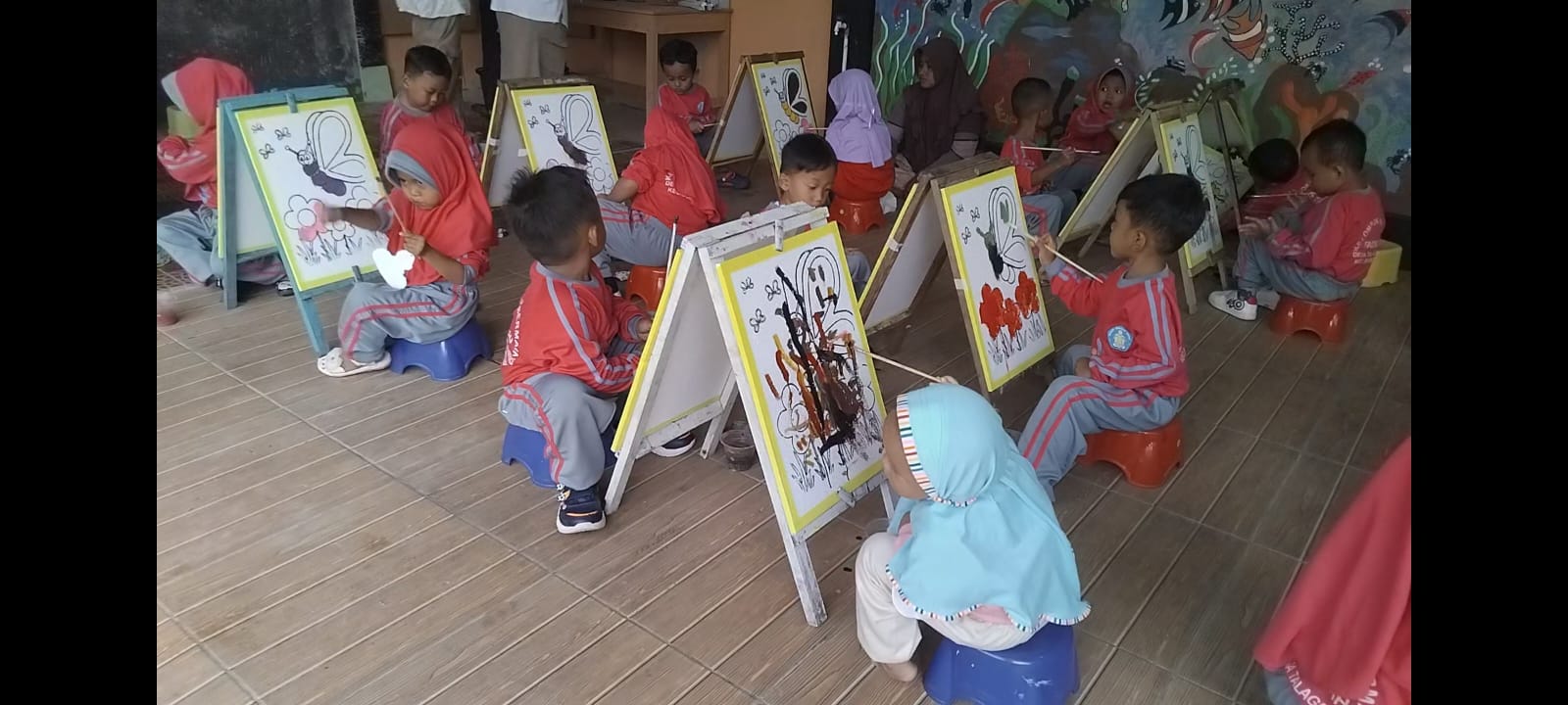 Para peserta didik PAUD KB Fadilah Talagening bersemangat mengkuti Lomba Melukis dan Mewarnai peringati HUT RI ke 80. Foto: Tar.