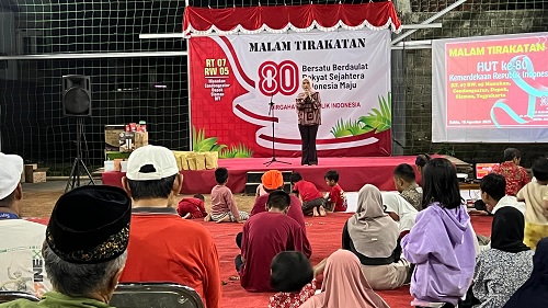 Anggota DPRD Sleman, Chisya Ayu Puspitaweni saat menghadiri malam tirakatan di sejumlah padukuhan di wilayah Kapanewon depok. Foto: Ist.