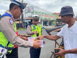 Ngopi Bareng Penarik Becak, Satlantas Polres Purbalingga Beri Edukasi Tertib Lalu Lintas