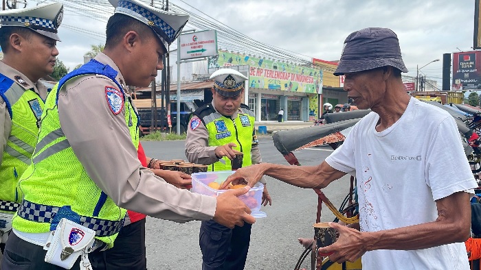Suasana penuh kehangatan saat Satlantas edukasi tertib berlalulintas kepada penarik becak dengan ngopi bareng. Foto: ist