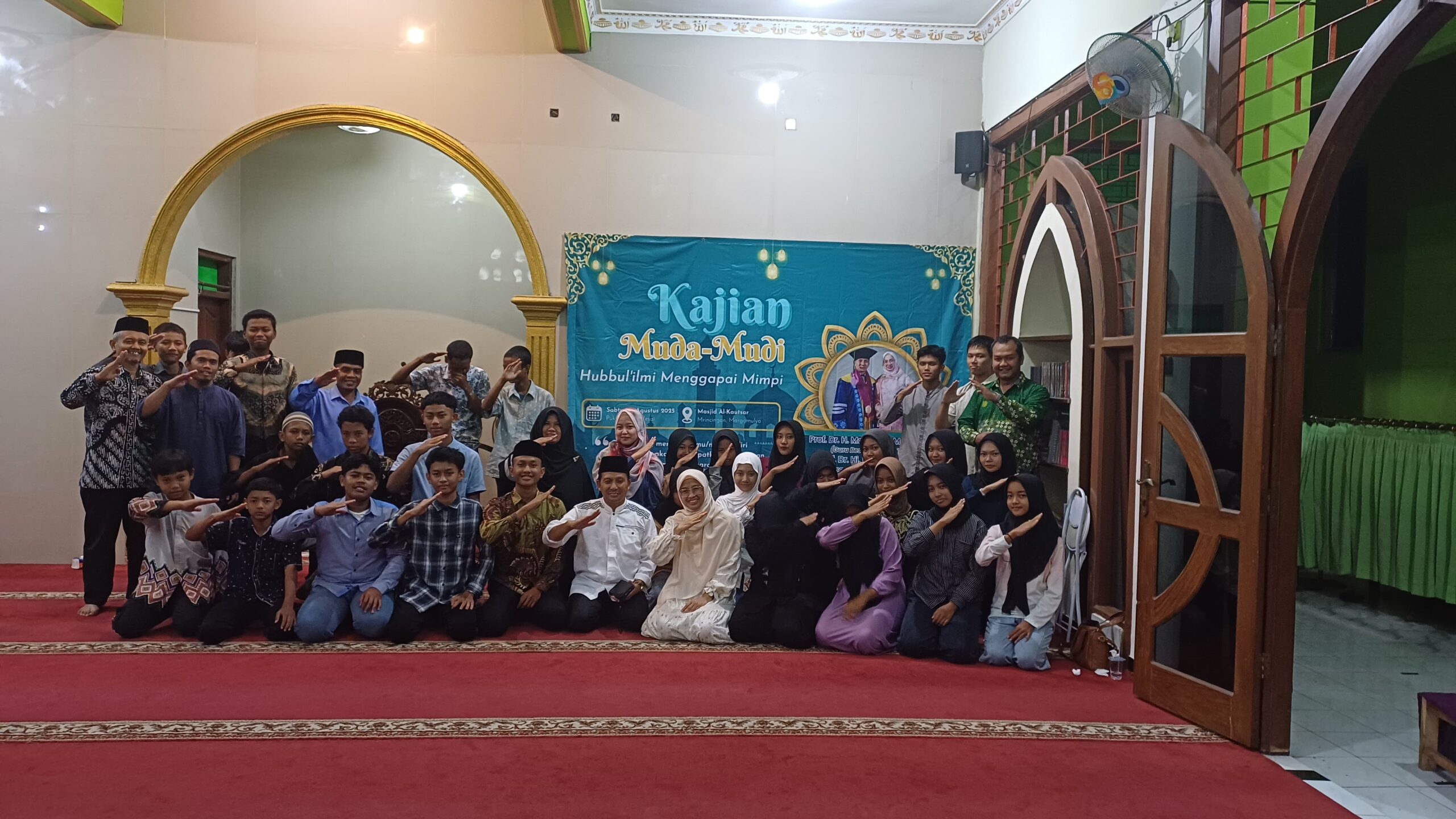 Dua Guru Besar Prof. Dr. H. Mochlasin, M.Ag, dan Prof. Dr. Hj. Rika Astarari, S.S., M.A., hadir mengisi ceramah Pengajian Remaja Masjid Al-Kautsar Mrincingan Margomulyo, Seyegan, Sleman. Foto: Ist