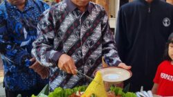 Pendiri sekaligus ketua dewan Pembina DPP PERPATRI Indonesia, Lesgiono, memotong tumpeng dalam puncak acara Milad ke 8 PERPATRI, Selasa (9/9/2025). Foto: Istimewa