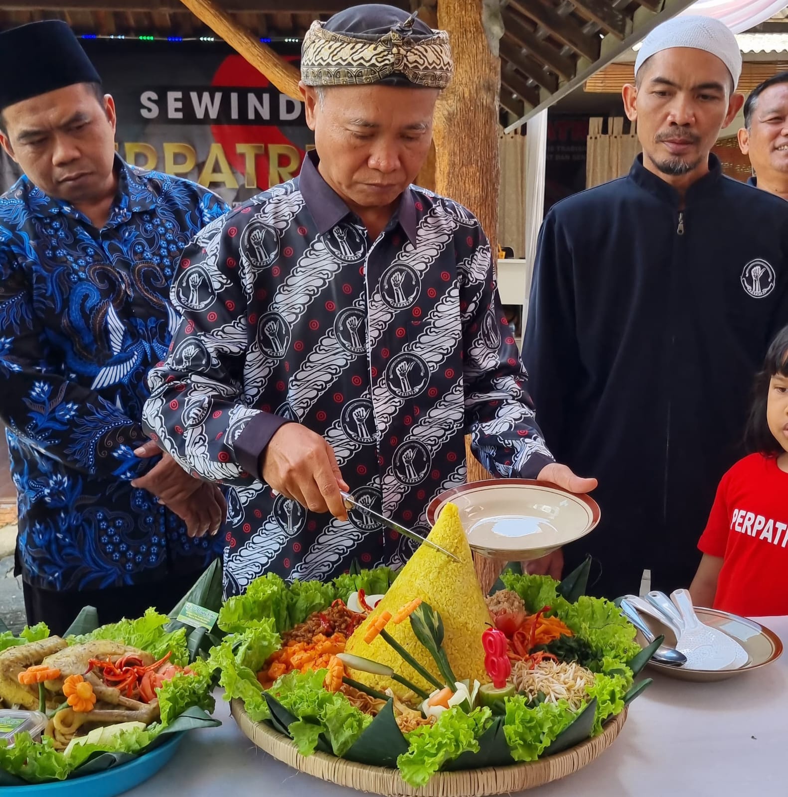 Pendiri sekaligus ketua dewan Pembina DPP PERPATRI Indonesia, Lesgiono, memotong tumpeng dalam puncak acara Milad ke 8 PERPATRI, Selasa (9/9/2025). Foto: Istimewa
