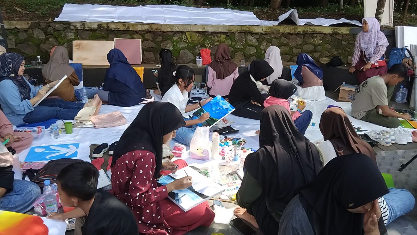 Puluhan Perupa Lintas Komunitas Banyumas Raya Melukis Bersama di Zona Seniman Purbalingga, di zona seniman, Komplek Stadion Goentoer Darjono Minggu (21/09/2025. Foto: Tar