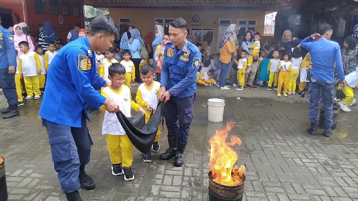 Siswa KB dan TK Kemala Bhayangkari 16 Purbalingga saat outing Class di Pos Damkar Purbalingga. Foto: Tar