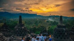 Menikmati Senja di Atas Candi Borobudur