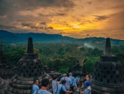 Menikmati Senja di Atas Candi Borobudur