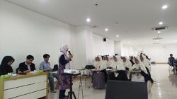 Prof. Dr. Rika Astari saat menjadi narasumber utama kuliah Pakar kolaborasi UAD dan UNIDA di kampus 4 UAD Yogyakarta, Selasa (14/10/2025) . Foto: Ist/Prodi BSA UAD.