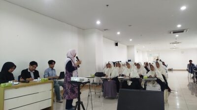 Prof. Dr. Rika Astari saat menjadi narasumber utama kuliah Pakar kolaborasi UAD dan UNIDA di kampus 4 UAD Yogyakarta, Selasa (14/10/2025) . Foto: Ist/Prodi BSA UAD.