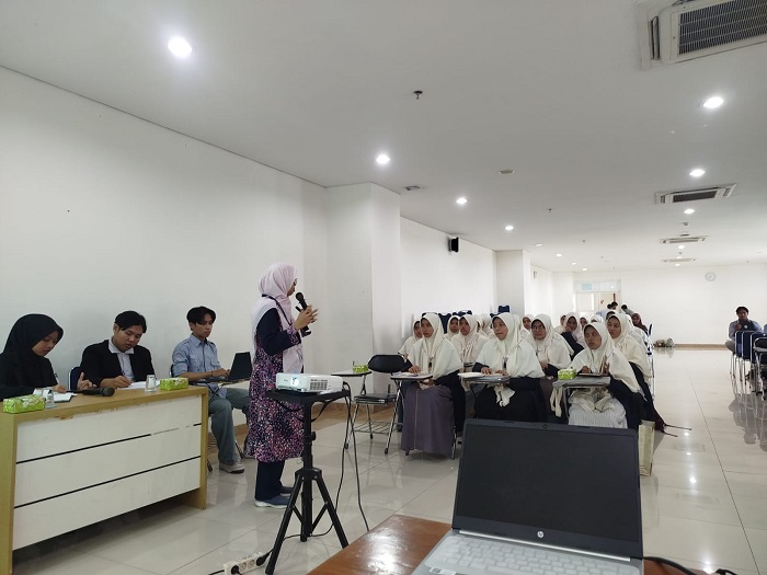 Prof. Dr. Rika Astari saat menjadi narasumber utama kuliah Pakar kolaborasi UAD dan UNIDA di kampus 4 UAD Yogyakarta, Selasa (14/10/2025) . Foto: Ist/Prodi BSA UAD.