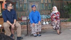 Anggota DPRD Sleman dari Komisi C bahas solusi jalan rusak dalam acara talkshow Wedangan Sembada, Senin (27/10/2025) malam. Foto: Fafa
