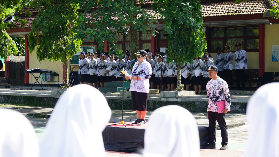 upati Gunungkidul Endah Subekti Kuntariningsih saat memimpin Upacara Peringatan HUT ke-80 PGRI dan Hari Guru Nasional (HGN) Tahun 2025, dengan tema “Guru Bermutu Indonesia Maju, PGRI Wujudkan Indonesia Emas”