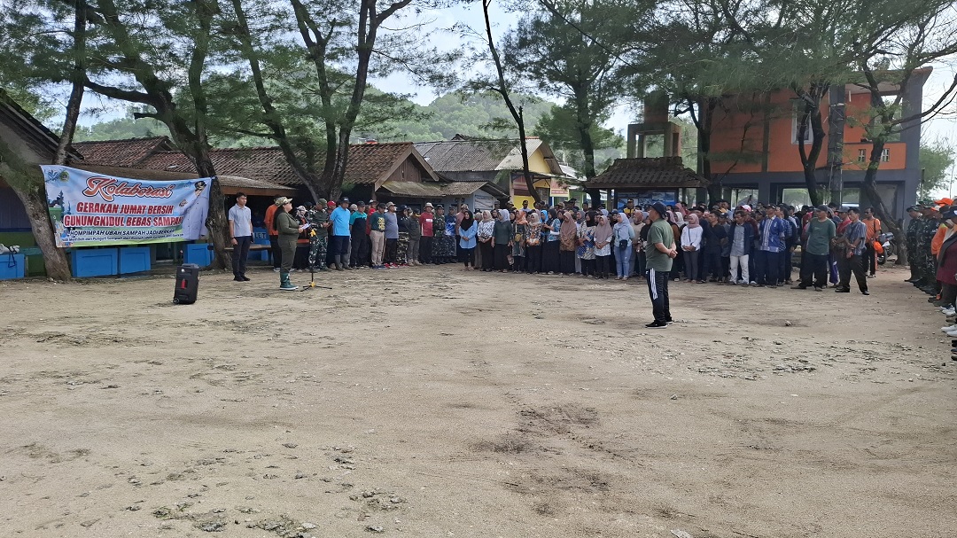 Sesuai dengan permintaan para pedagang dan kelompok sadar wisata (Pokdarwis), sosialisasi dilaksanakan langsung di lokasi.