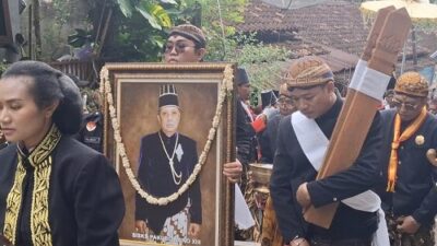 Duka Keraton Solo di Bumi Mataram: Jenazah PB XIII Dimakamkan Khidmat di Imogiri