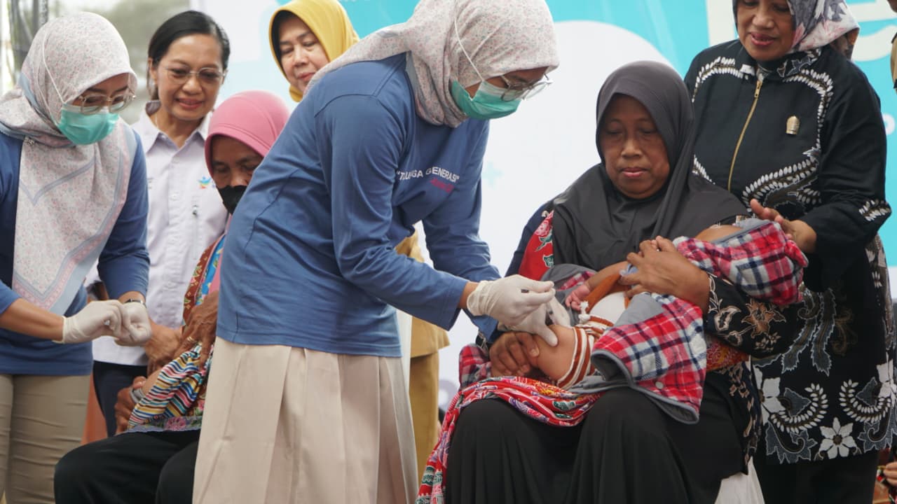 Program ini melindungi anak dari enam penyakit berbahaya sekaligus hanya dengan satu suntikan, sebagai bagian dari langkah menuju generasi sehat Indonesia Emas 2045.