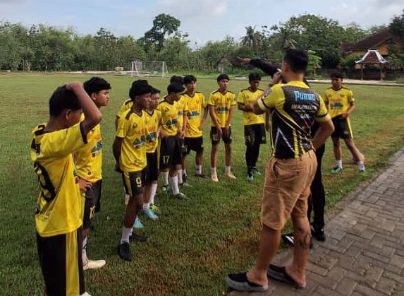 Pelatih SMK Negeri 1 Tepus, Purbo, mengaku kecewa dan menyayangkan keputusan panitia yang mencoret timnya dari daftar peserta turnamen tahun ini.