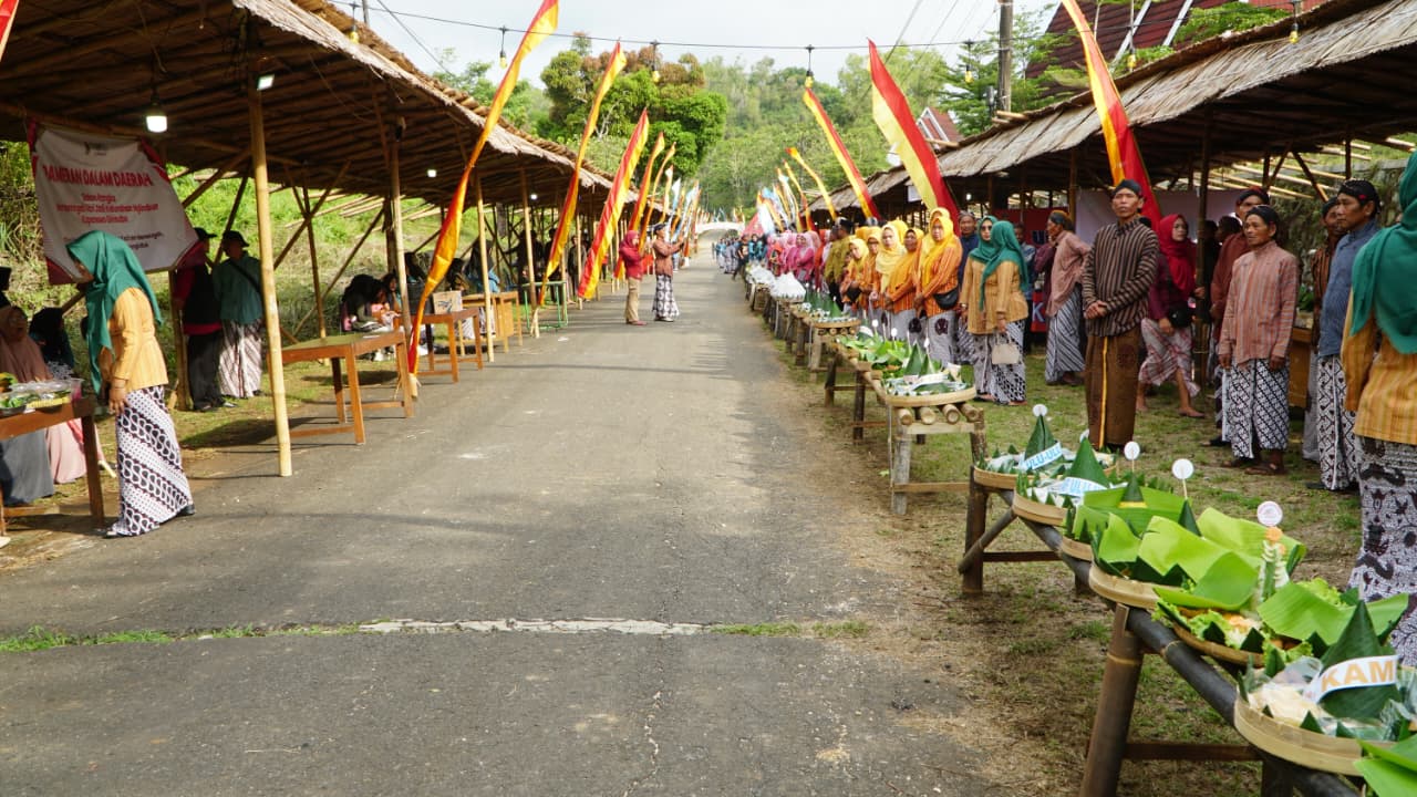 Sebagai simbol usia Kalurahan Nglindur yang telah mencapai satu abad lebih satu dekade, panitia menghadirkan 110 tumpeng.