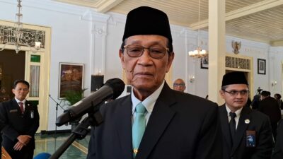 Gubernur Daerah Istimewa Yogyakarta, Sri Sultan Hamengku Buwono X, memberikan sambutan dalam acara pelantikan dan pengambilan sumpah jabatan sembilan pejabat pimpinan tinggi di lingkungan Pemerintah Daerah DIY yang digelar di Bangsal Kepatihan, Kompleks Kantor Gubernur DIY, Senin (3/11/2025).