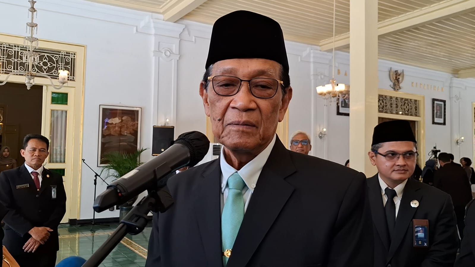 Gubernur Daerah Istimewa Yogyakarta, Sri Sultan Hamengku Buwono X, memberikan sambutan dalam acara pelantikan dan pengambilan sumpah jabatan sembilan pejabat pimpinan tinggi di lingkungan Pemerintah Daerah DIY yang digelar di Bangsal Kepatihan, Kompleks Kantor Gubernur DIY, Senin (3/11/2025).