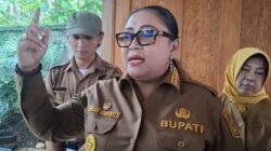 Bupati Endah Subekti Kuntariningsih memilih langkah konkret yang akan ia tempuh terbilang unik sekaligus berani dengan menempelkan stiker identitas penerima bantuan sosial (bansos) di rumah-rumah warga yang menerima program dari pemerintah.