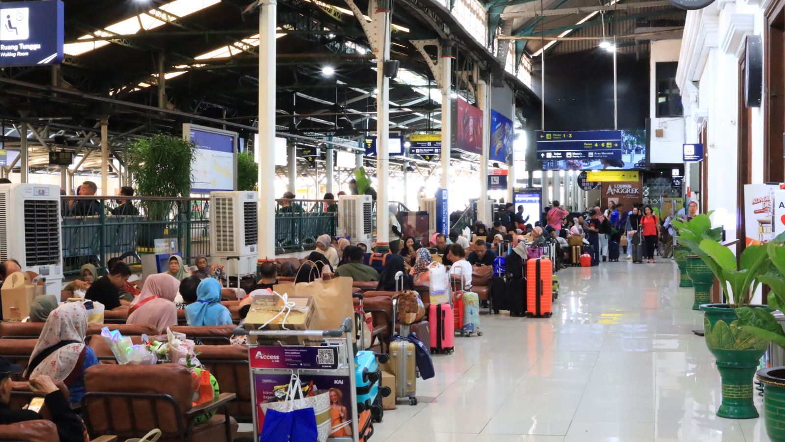 Stasiun Yogyakarta masih menjadi pusat mobilitas tertinggi dengan total 496.425 penumpang selama Oktober. Disusul Stasiun Lempuyangan dengan 225.367 penumpang, dan Stasiun Solo Balapan dengan 176.540 penumpang.