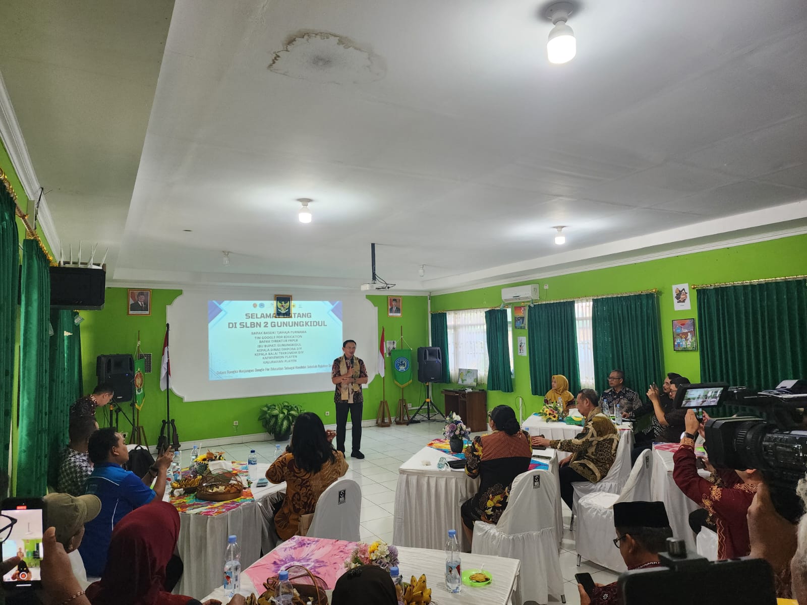 Basuki Tjahaja Purnama menekankan pentingnya transformasi digital di dunia pendidikan, termasuk di sekolah luar biasa.