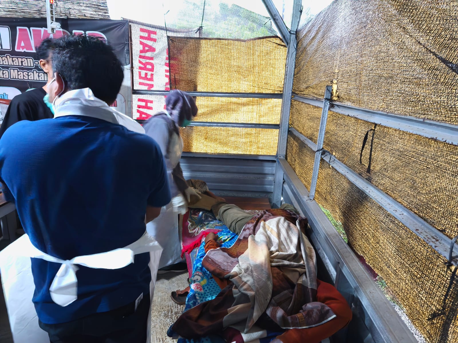 Petugas medis bersama anggota Polsek Panggang memeriksa jenazah seorang pria yang ditemukan meninggal dunia di angkringan miliknya di Padukuhan Legundi, Kalurahan Girimulyo, Panggang, Gunungkidul, Sabtu (8/11/2025).