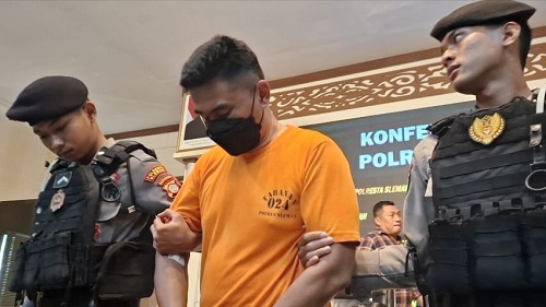 Pelaku pembunuhan sadis dengan menggorok leher mantan kekasih di Gamping Sleman, diamankan Polisi. Foto: Olivia