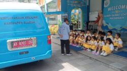 Siswa siswi PG-K GIS 3 Jogja antusias menyambut mobil Jaka Tingkir, program Perpustakaan Keliling Dinas Perpustakaan dan Kearsipan Daerah (Dispusipda) Kabupaten Sleman. Foto: Fefin