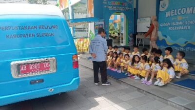 Siswa siswi PG-K GIS 3 Jogja antusias menyambut mobil Jaka Tingkir, program Perpustakaan Keliling Dinas Perpustakaan dan Kearsipan Daerah (Dispusipda) Kabupaten Sleman. Foto: Fefin