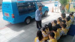 Siswa siswi PG-K GIS 3 Jogja antusias menyambut mobil Jaka Tingkir, program Perpustakaan Keliling Dinas Perpustakaan dan Kearsipan Daerah (Dispusipda) Kabupaten Sleman. Foto: Fefin