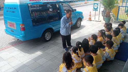 Siswa siswi PG-K GIS 3 Jogja antusias menyambut mobil Jaka Tingkir, program Perpustakaan Keliling Dinas Perpustakaan dan Kearsipan Daerah (Dispusipda) Kabupaten Sleman. Foto: Fefin