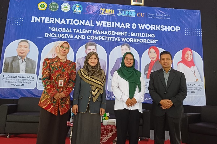 Membedah Tantangan Ekonomi Era Kecerdasan Buatan, Prof Mochlasin (paling kanan) Bicara di Seminar Internasional UBY. Foto: Istimewa