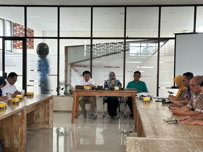 Pertemuan silaturahmi dan diskusi strategis antara Kadin Sleman dan Disperindag Sleman di Ruang Meeting Dekranasda Sleman, Selasa (30/12/2025). Foto: Ist