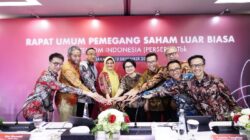 Direktur Utama Telkom Dian Siswarini (keempat dari kiri) bersama jajaran Board of Directors (BOD) TelkomGroup seusai agenda Rapat Umum Pemegang Saham Luar Biasa (RUPSLB), pada Jumat (12/12). Foto: Istimewa