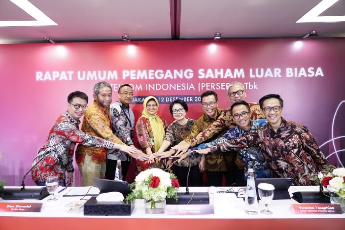 Direktur Utama Telkom Dian Siswarini (keempat dari kiri) bersama jajaran Board of Directors (BOD) TelkomGroup seusai agenda Rapat Umum Pemegang Saham Luar Biasa (RUPSLB), pada Jumat (12/12). Foto: Istimewa
