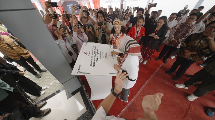 Direktur Utama Telkom Dian Siswarini saat menandatangani prasasti peresmian neuCentrIX Jayapura pada Kamis (4/12). Foto Telkom/istimewa